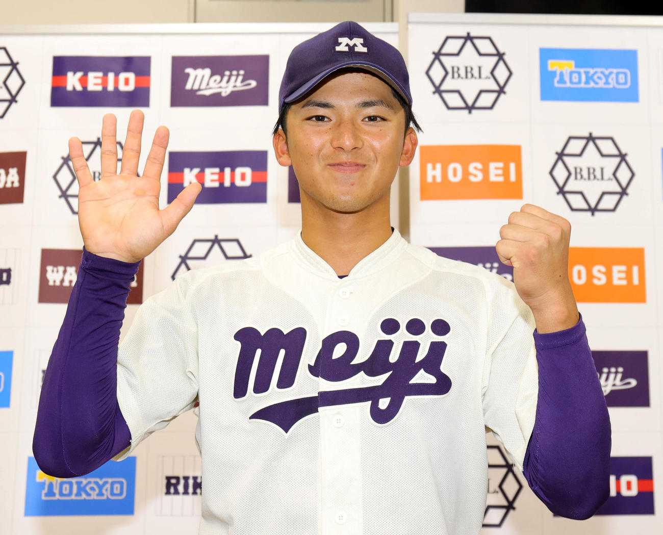 早大対明大　5安打の明大・宗山は笑顔で5ポーズ（撮影・野上伸悟）