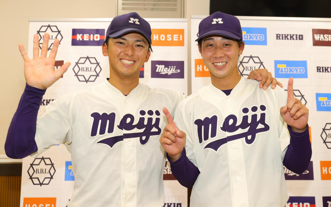 早大対明大　5安打の明大・宗山（左）は5、リーグ戦初勝利初安打の高山は1、1ポーズで笑顔（撮影・野上伸悟）