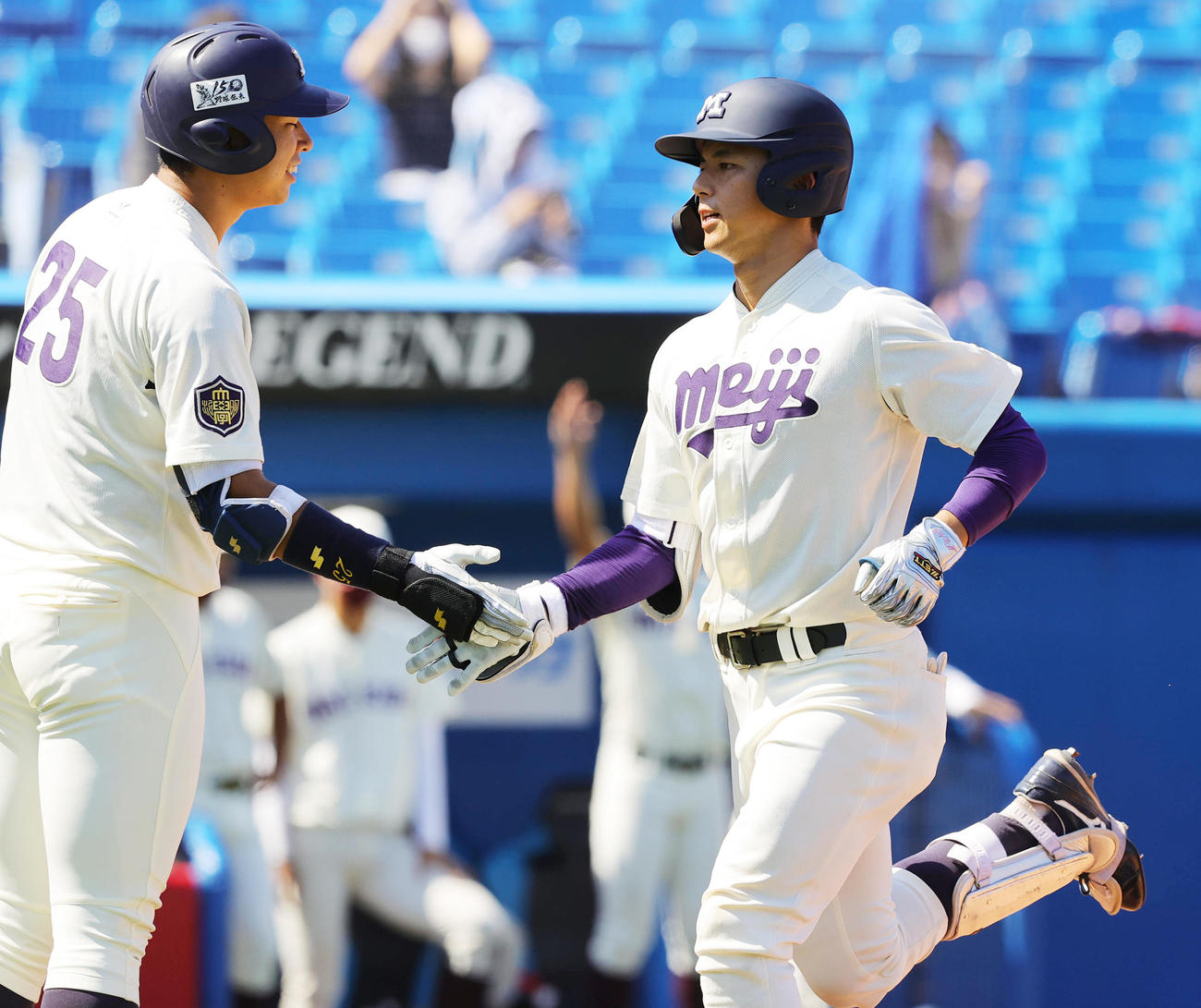 早大対明大　5回裏明大無死二、三塁、右越え3点本塁打を放ち上田（左）に迎えられる宗山（撮影・野上伸悟）
