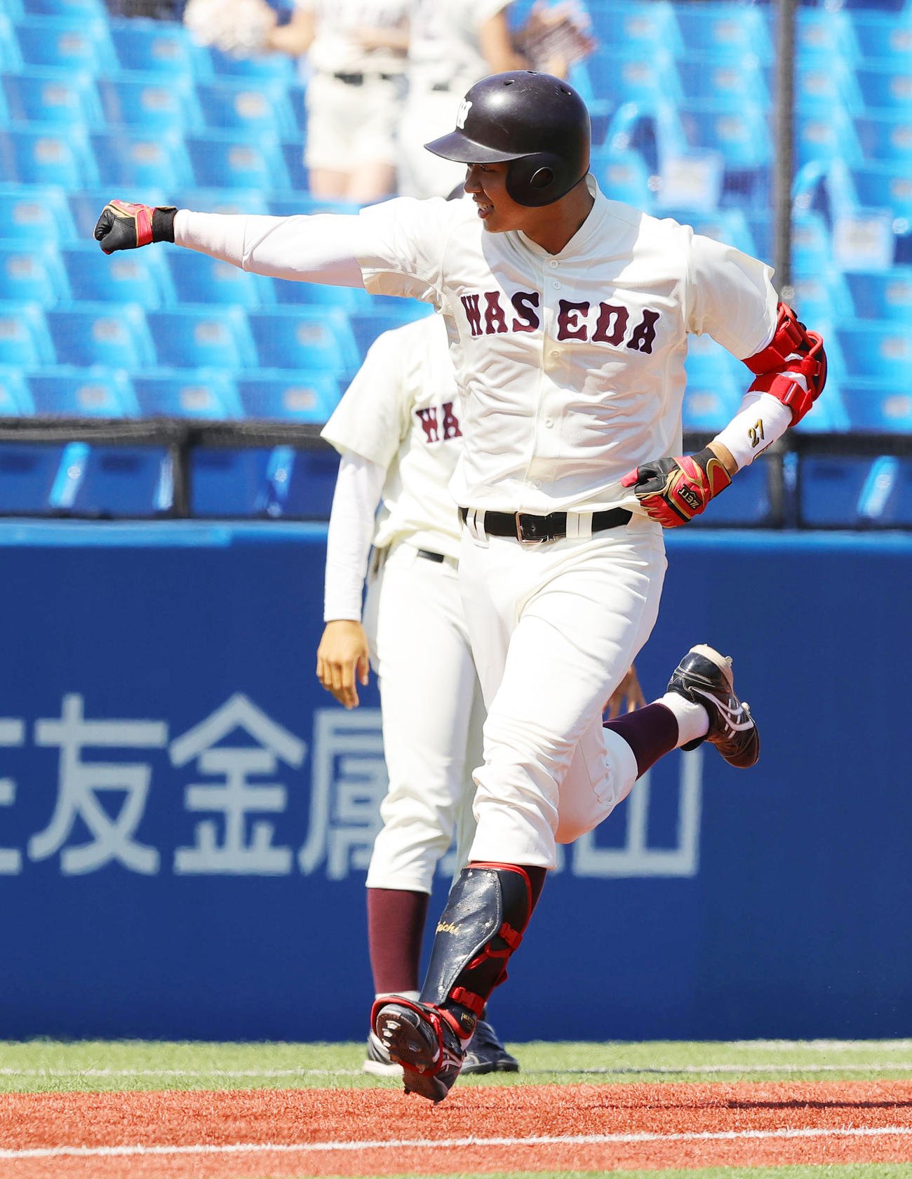 早大対明大　2回表早大1死、左越え先制本塁打を放ちベンチに向かってガッツポーズの印出（撮影・野上伸悟）