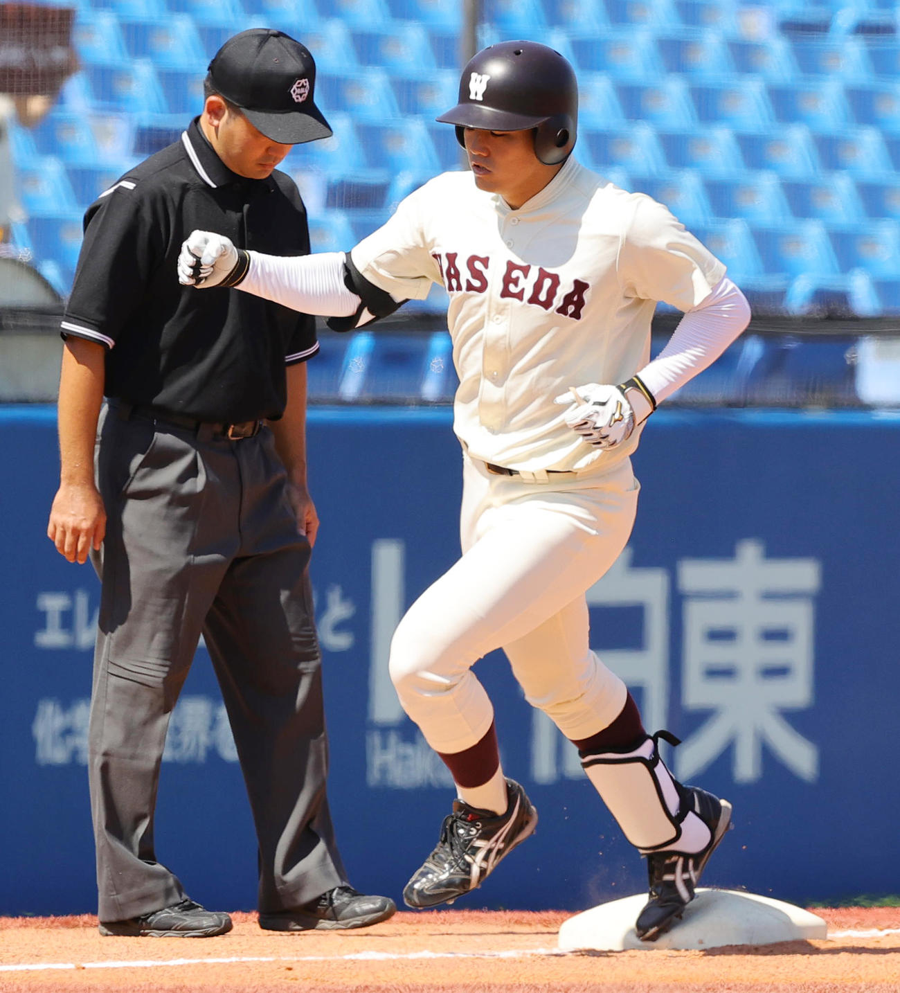 早大対明大　3回表早大無死、右越え本塁打を放ちガッツポーズで三塁を回る熊田（撮影・野上伸悟）