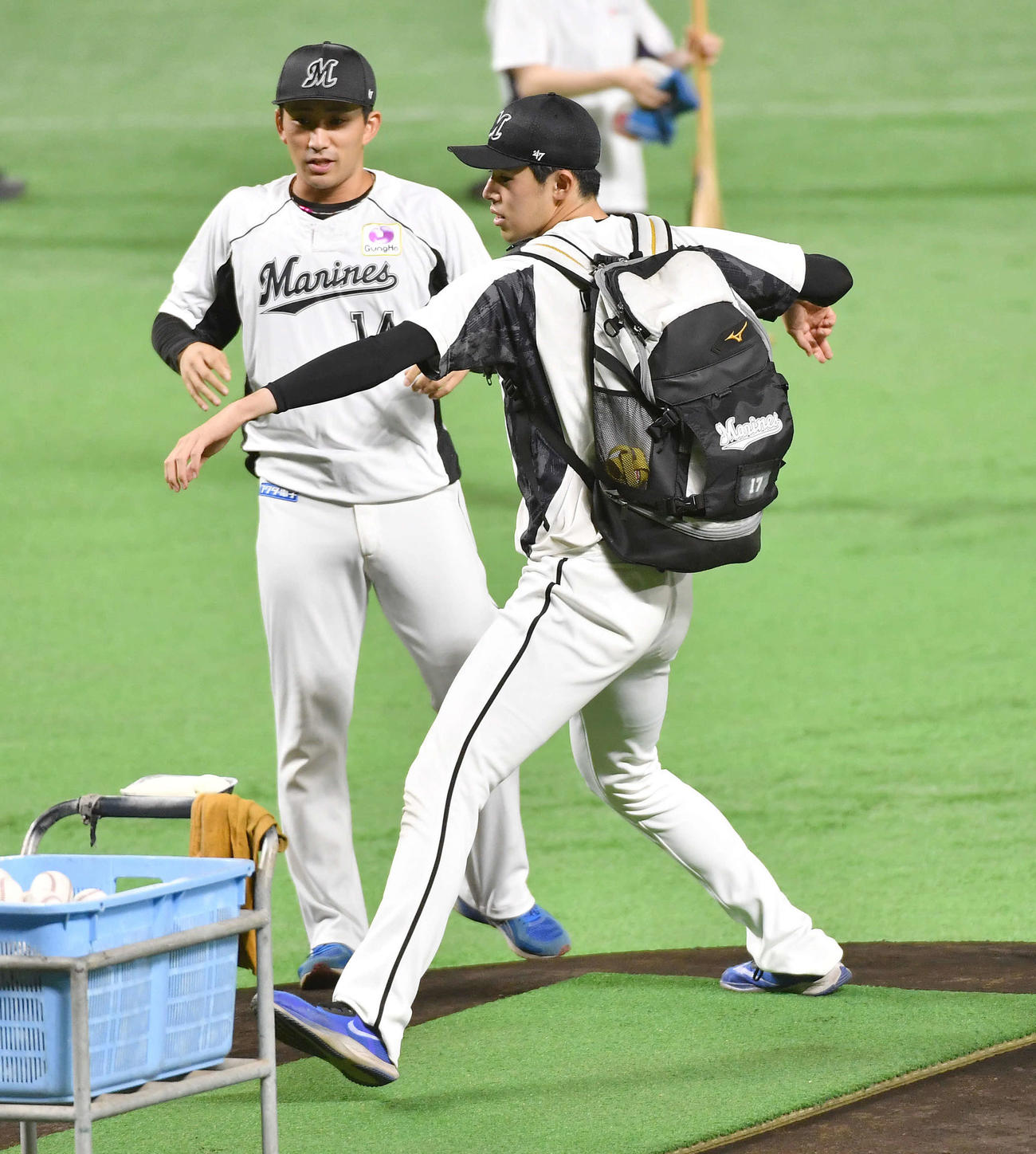 マウンドの感触を確かめる佐々木朗希（右）と小島和哉（2022年9月25日撮影）