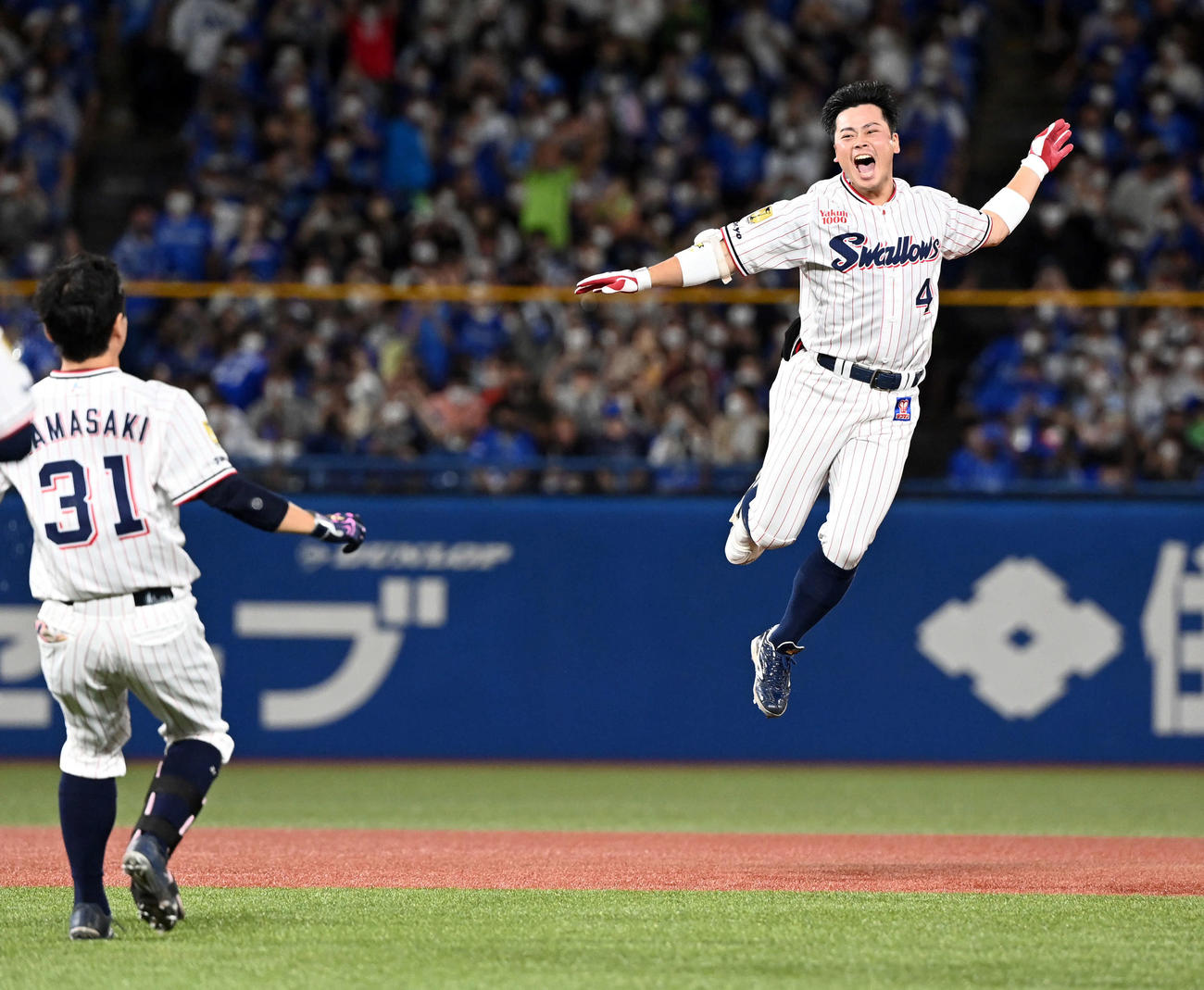 ヤクルト対DeNA　9回裏ヤクルト1死二塁、中前にサヨナラ安打を放ちジャンプして喜ぶ丸山（2022年9月25日撮影）