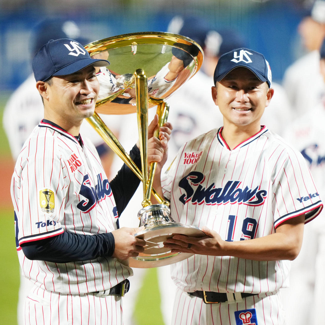 22年9月25日、優勝トロフィーを手に笑顔を見せるヤクルト青木宣親（左）と石川雅規