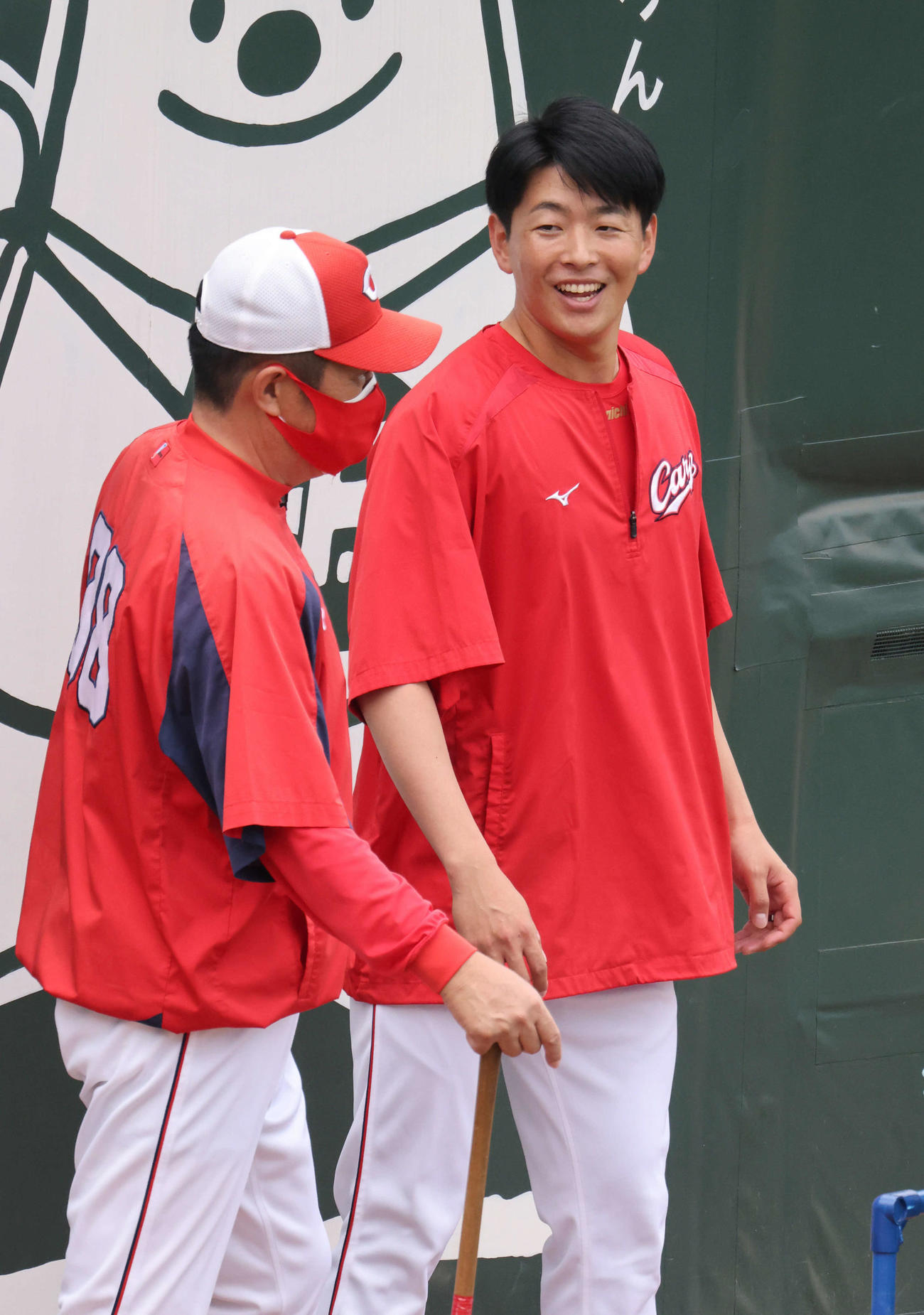 広島全体練習　佐々岡監督（左）と話し合う大瀬良（撮影・加藤孝規）