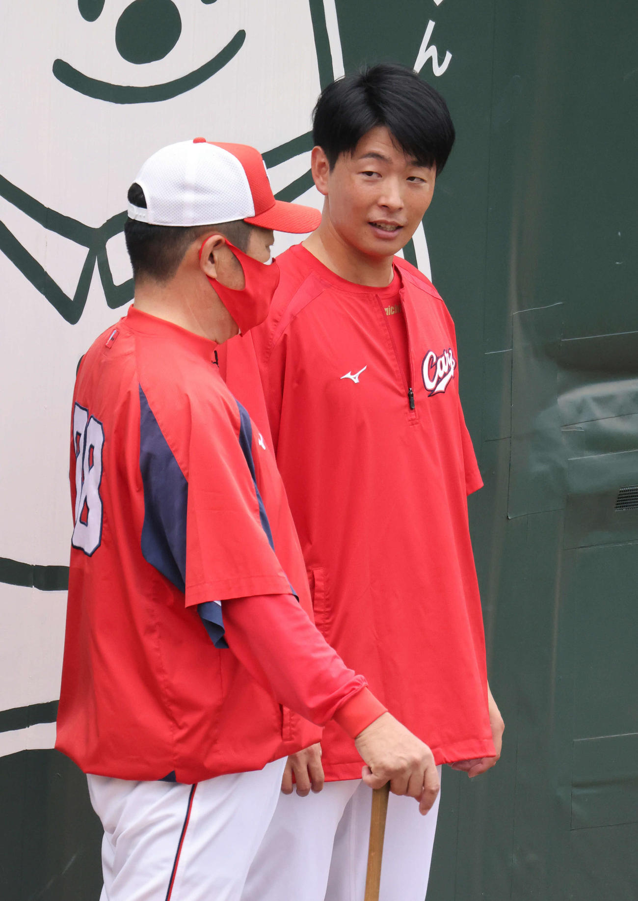 広島全体練習　佐々岡監督（左）と話し合う大瀬良（撮影・加藤孝規）