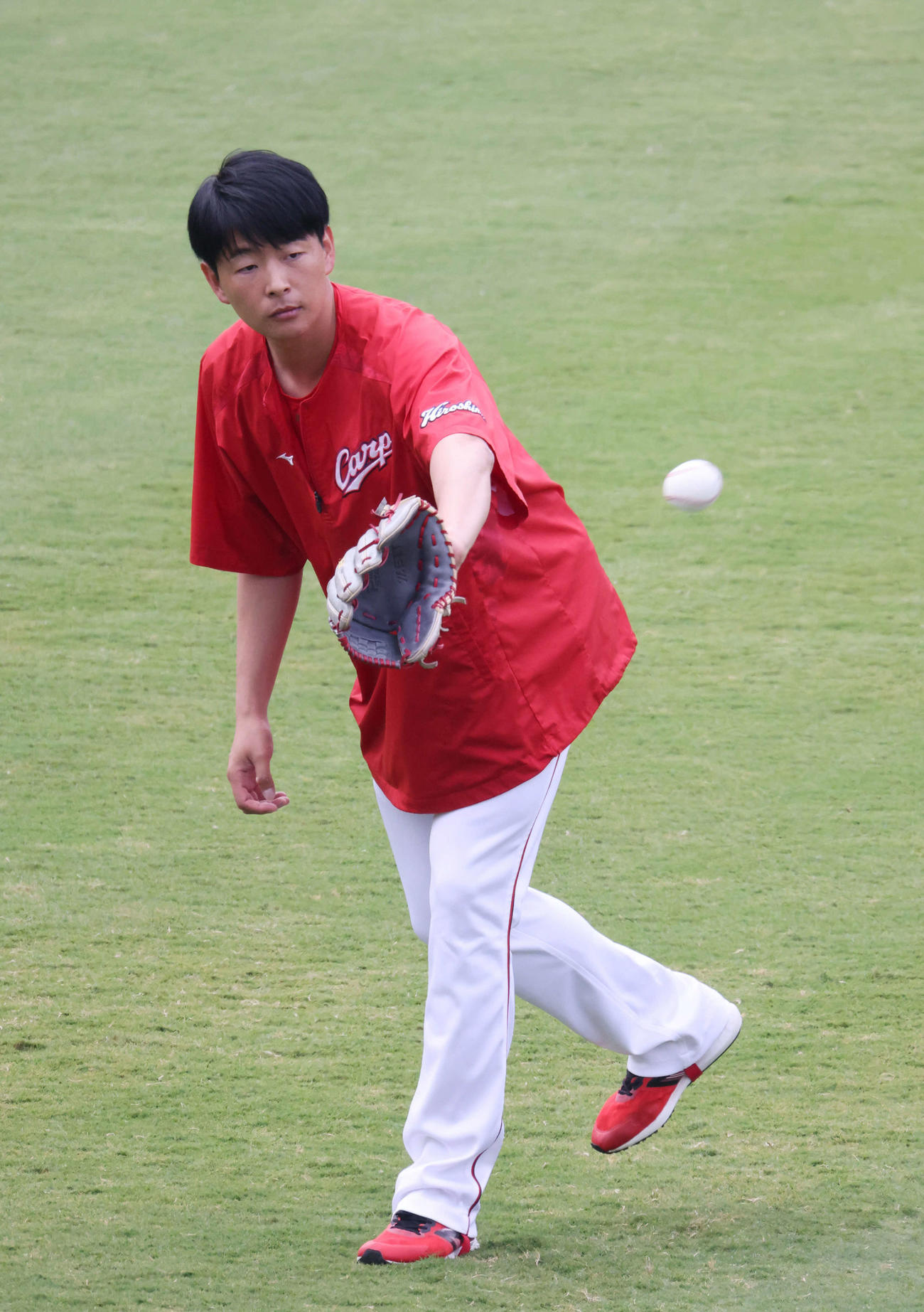 広島全体練習　キャッチボールをする大瀬良（撮影・加藤孝規）