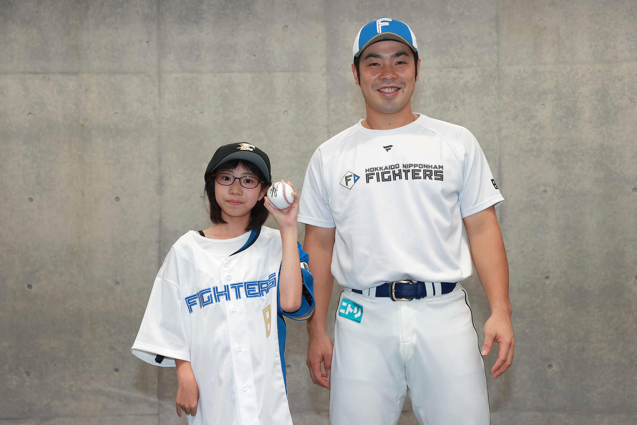ファーストピッチに登場した小学5年生の高橋萌さん（左）と日本ハム近藤（代表撮影）