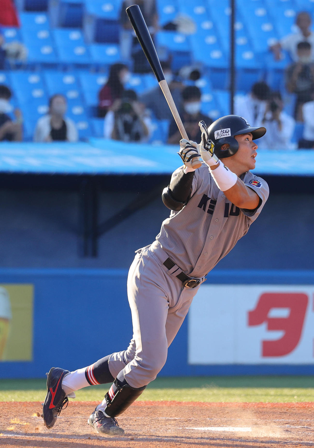 慶大対立大　5回表慶大1死一、二塁、右適時二塁打を放つ山本（撮影・野上伸悟）