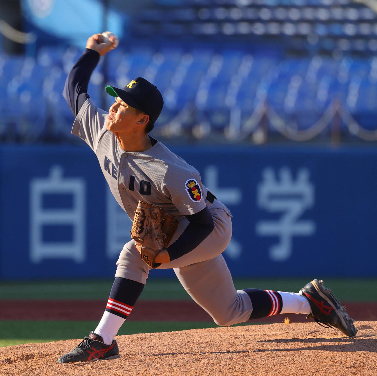 慶大対立大　力投する慶大先発の外丸（撮影・野上伸悟）