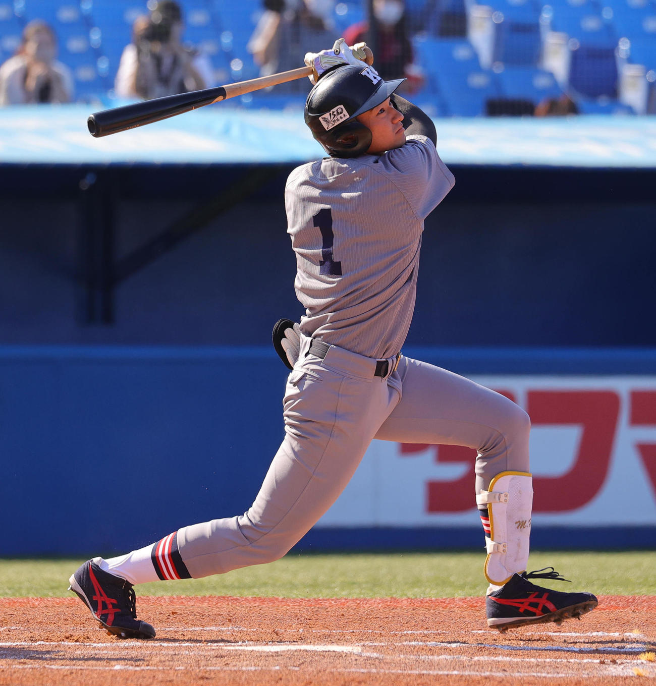慶大対立大　1回表慶大2死三塁、先制右適時二塁打を放つ萩尾（撮影・野上伸悟）