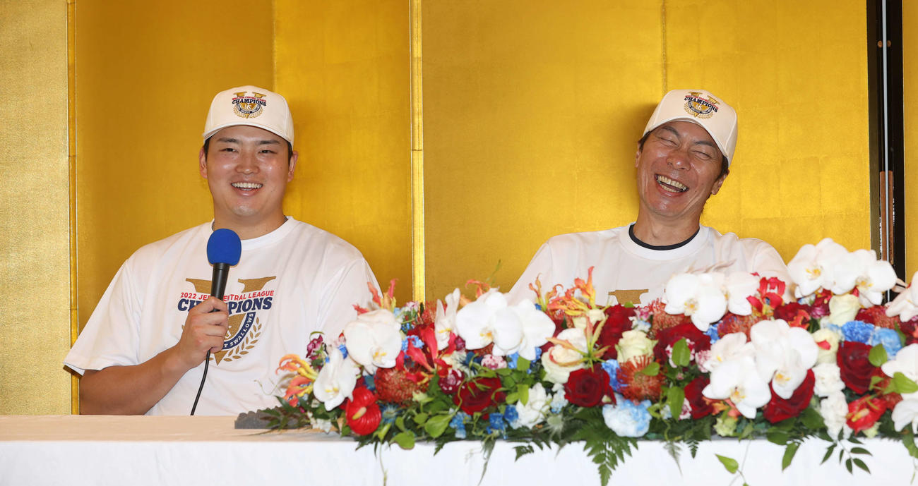 セ・リーグ優勝記者会見で笑顔を見せるヤクルト村上（左）と高津監督