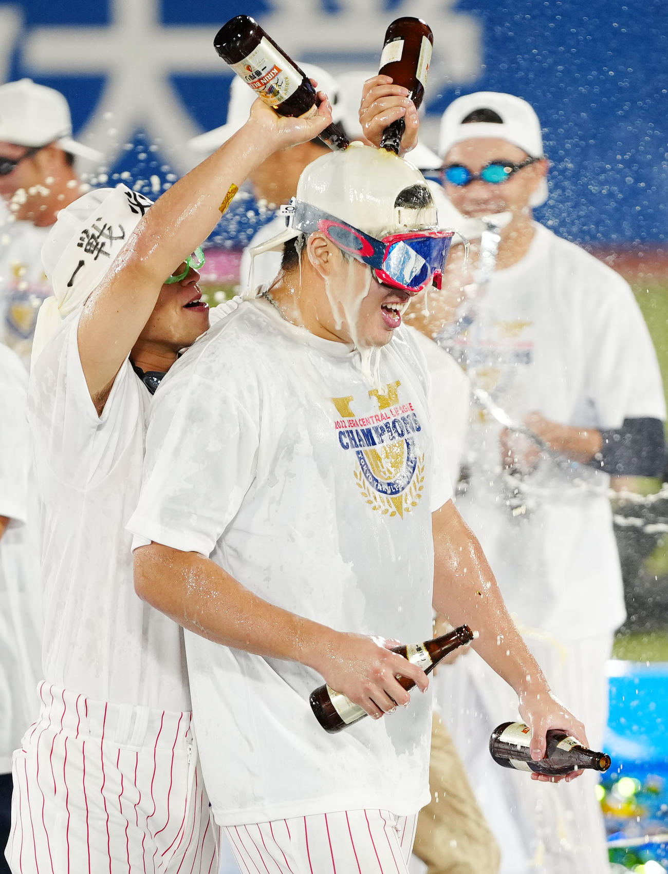 ヤクルト対DeNA　祝勝会でビールをかけられるヤクルト村上（右）（撮影・江口和貴）