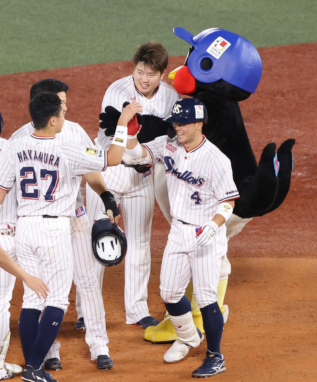 ヤクルト対DeNA　セ・リーグ優勝を決め、つば九郎（後方右）と笑顔で抱き合う村上（撮影・河田真司）