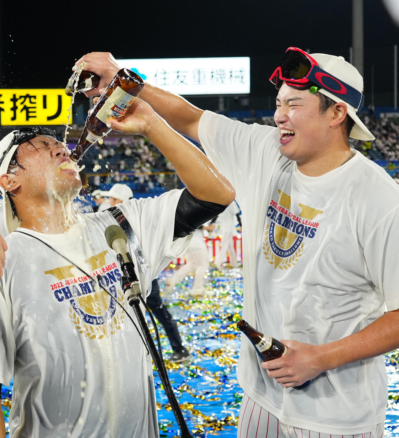 祝勝会でヤクルト田口（左）にビールをかける村上（撮影・江口和貴）