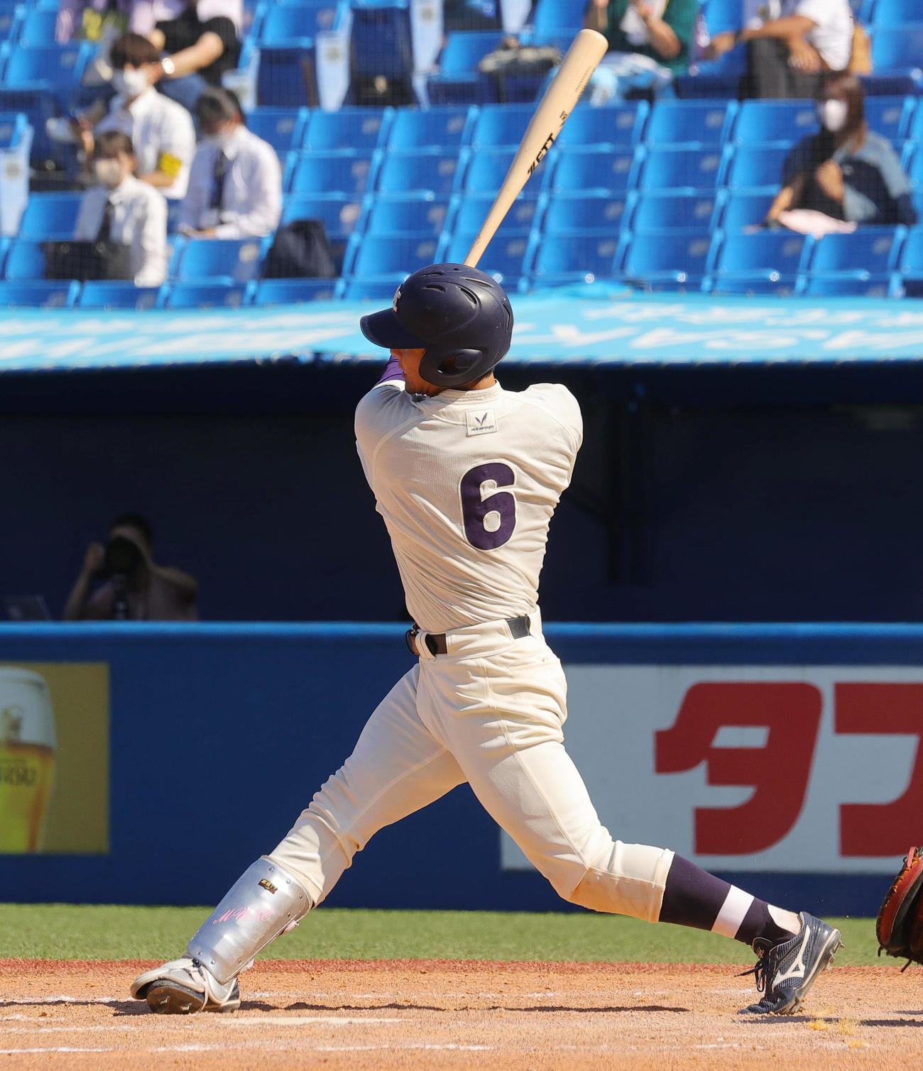 早大対明大　8回裏明大2死一、二塁、右越え3点本塁打を放つ宗山（撮影・野上伸悟）