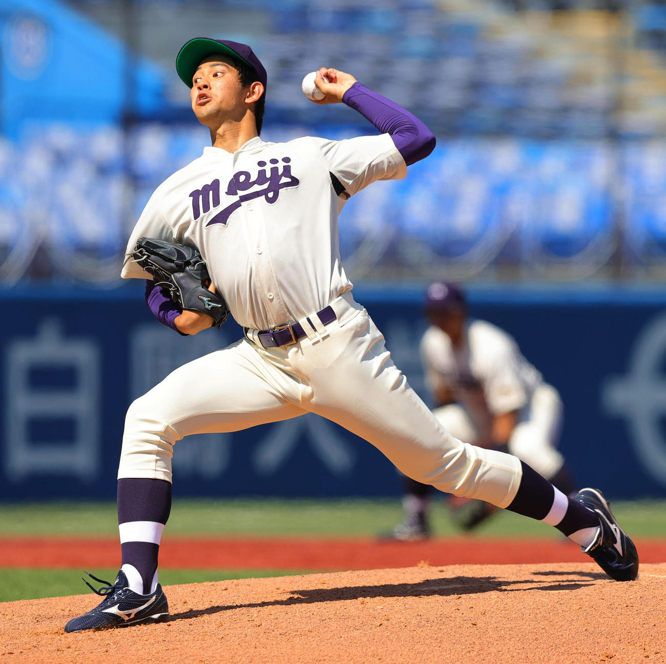 早大対明大　力投する明大2番手の久野（撮影・野上伸悟）