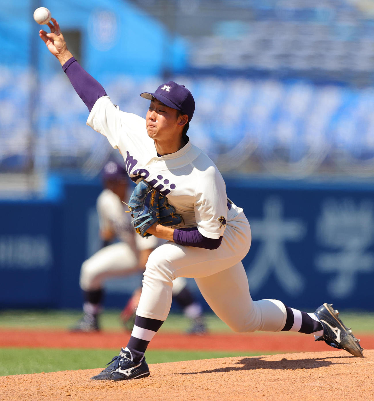 早大対明大　力投する明大3番手の高山（撮影・野上伸悟）