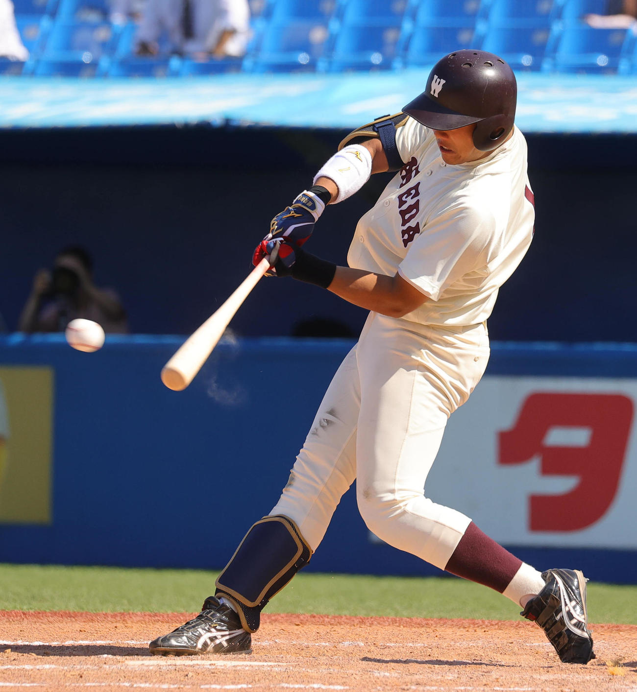 早大対明大　8回表早大1死満塁、右前適時打を放つ蛭間（撮影・野上伸悟）
