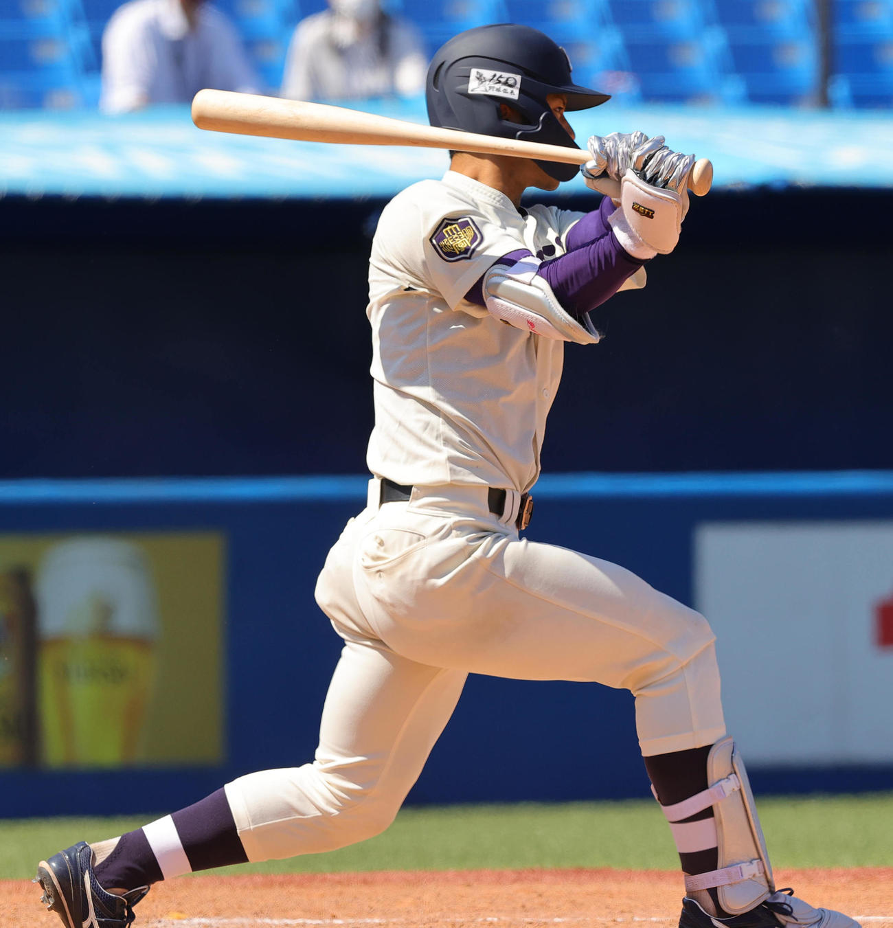 早大対明大　3回裏明大2死、中前打を放つ宗山（撮影・野上伸悟）