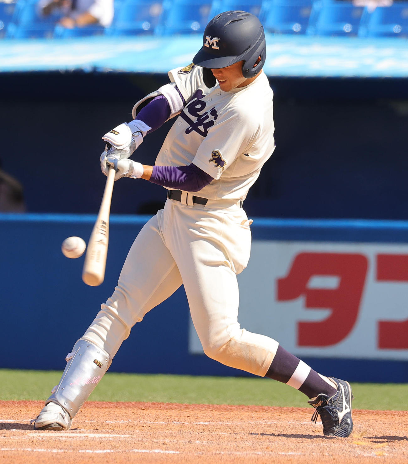 早大対明大　8回裏明大1死、中前打を放つ宗山（撮影・野上伸悟）