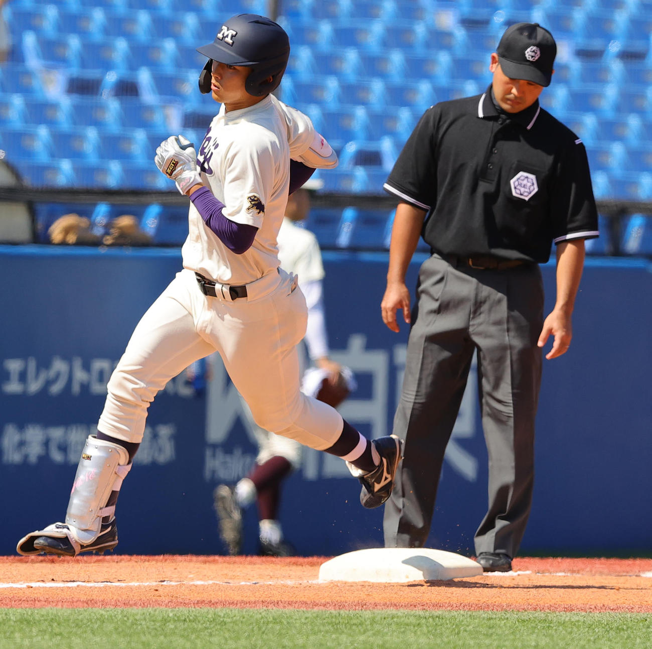 早大対明大　5回裏明大無死二、三塁、右越え3点本塁打を放ち本塁に向かう宗山（撮影・野上伸悟）