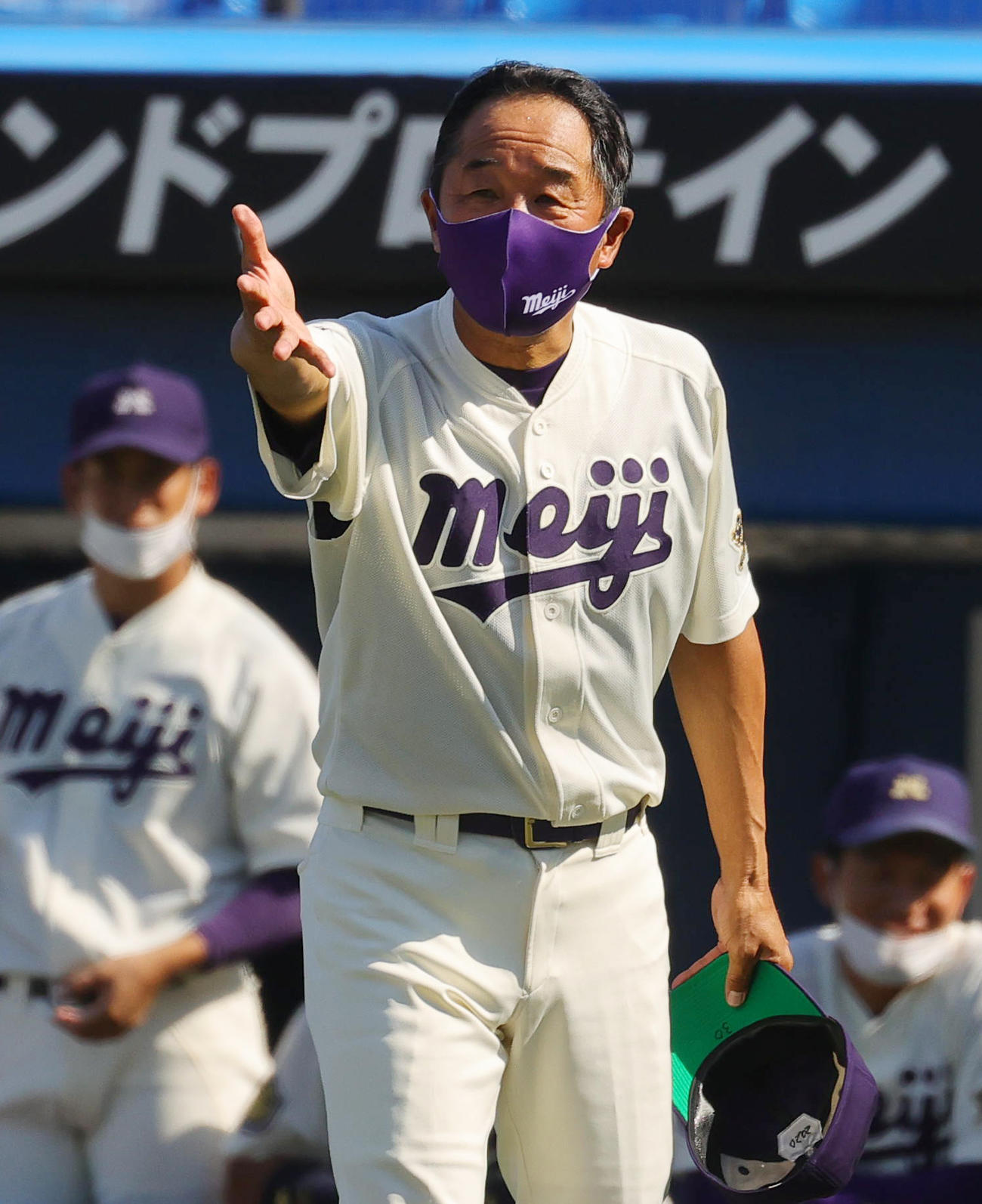 早大対明大　選手交代を告げる明大・田中監督（撮影・野上伸悟）