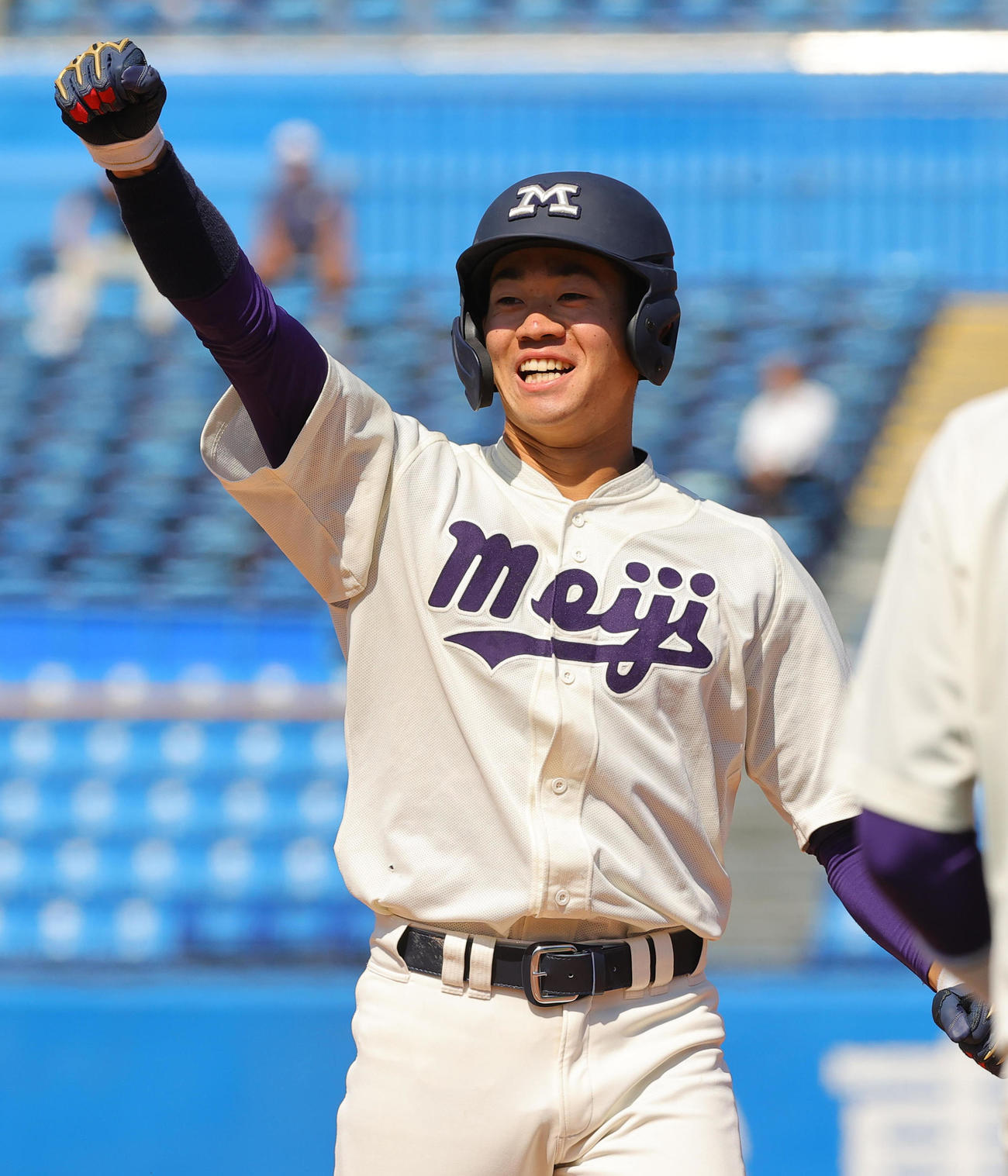 早大対明大　5回裏明大2死一、二塁、中前適時打を放ち喜ぶ直井（撮影・野上伸悟）