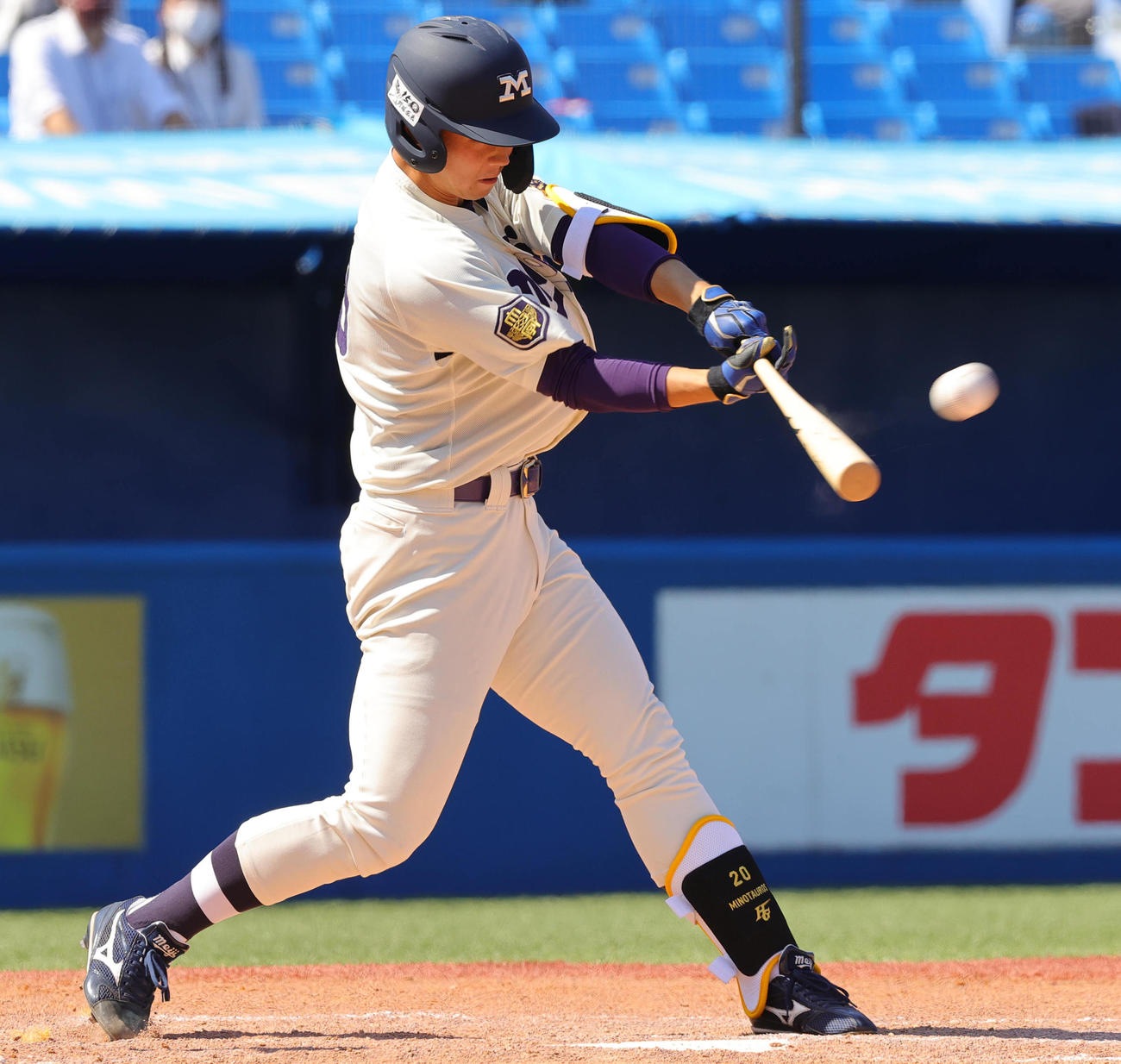 早大対明大　5回裏明大2死一、二塁、左2点適時三塁打を放つ高山（撮影・野上伸悟）