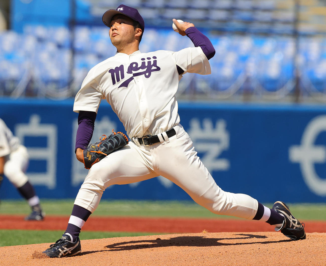 早大対明大　力投する明大先発の藤江（撮影・野上伸悟）