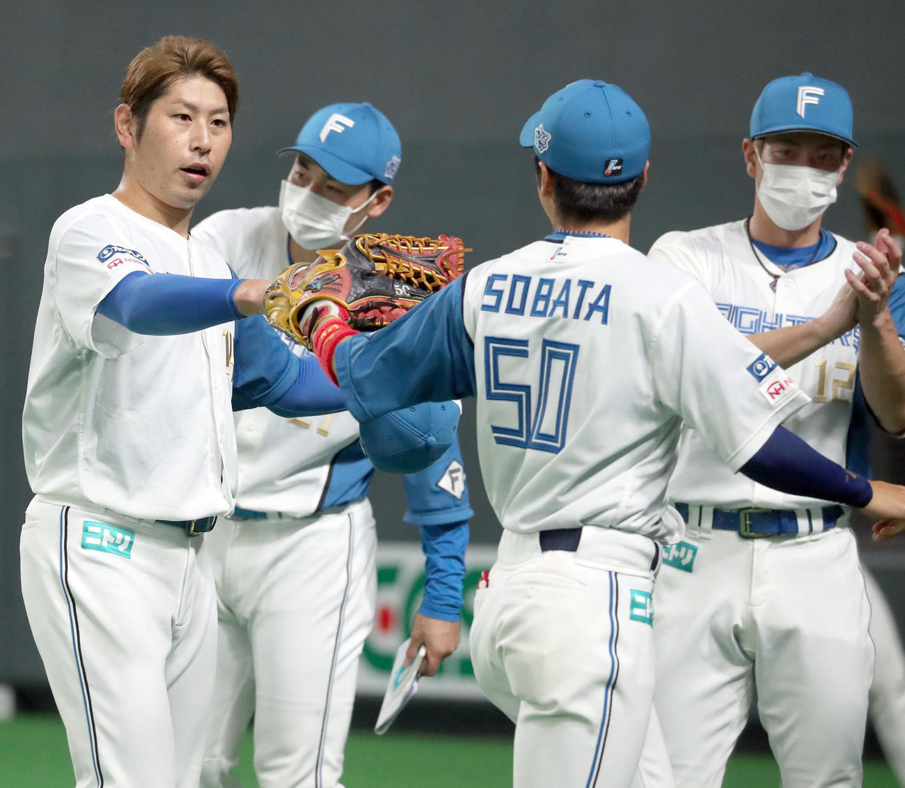 日本ハム対楽天　4回表楽天2死一塁、加藤（左）は茂木の打球を好捕した五十幡を出迎える（撮影・佐藤翔太）