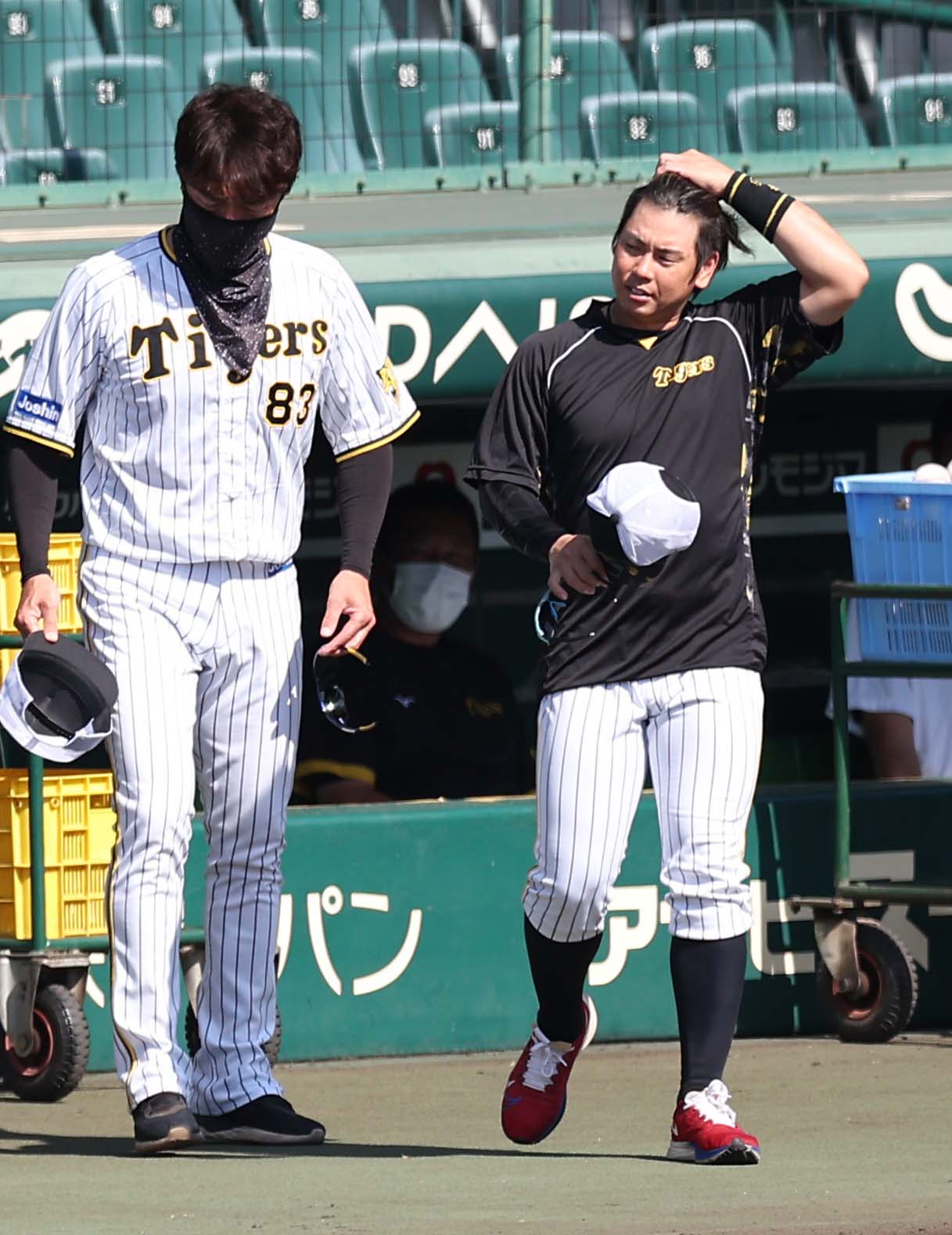 新井コーチ（左）と話しながらベンチを出る梅野（撮影・上田博志）
