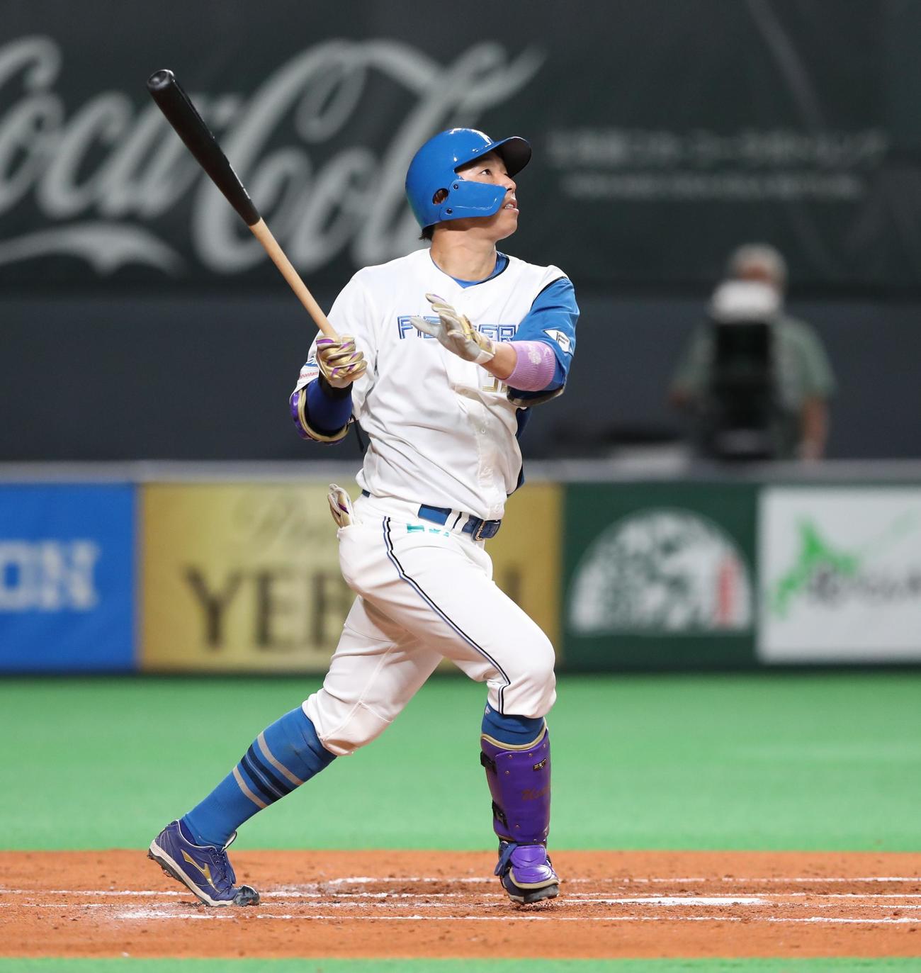 日本ハム対楽天　3回裏日本ハム1死、右越え本塁打を放つ宇佐見（撮影・黒川智章）