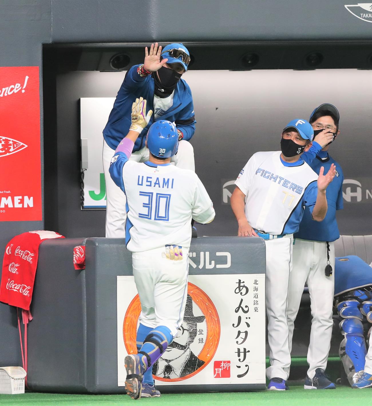 日本ハム対楽天　3回裏、本塁打を放った宇佐見を出迎える新庄監督（撮影・黒川智章）