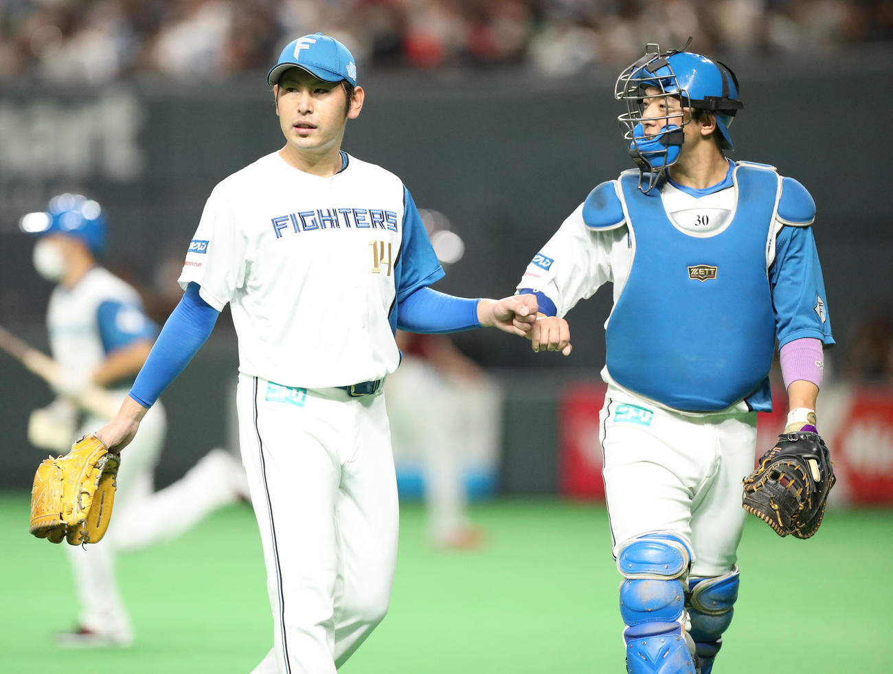 日本ハム対楽天　4回表を無失点に抑えグータッチをする加藤（左）と宇佐見（撮影・佐藤翔太）