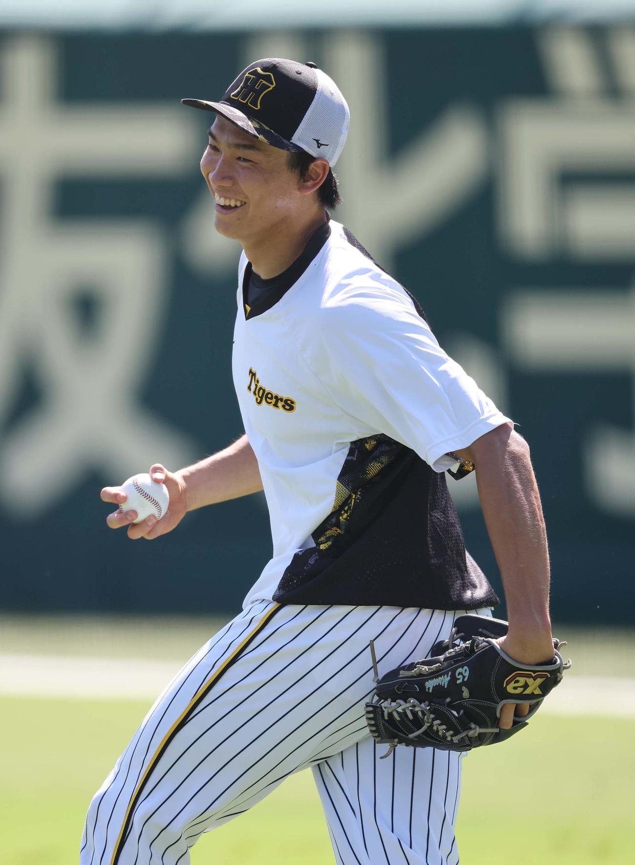 フリー打撃の打球を捕球する湯浅（撮影・上田博志）