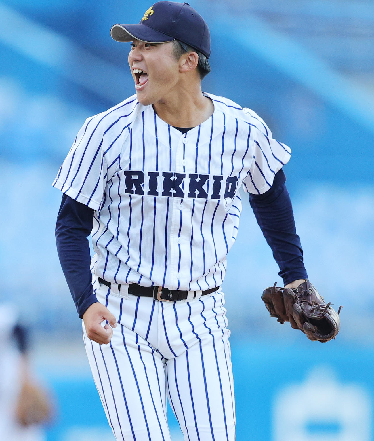 慶大対立大　9回表慶大2死二、三塁、萩尾を空振り三振に仕留めほえる沖（撮影・野上伸悟）