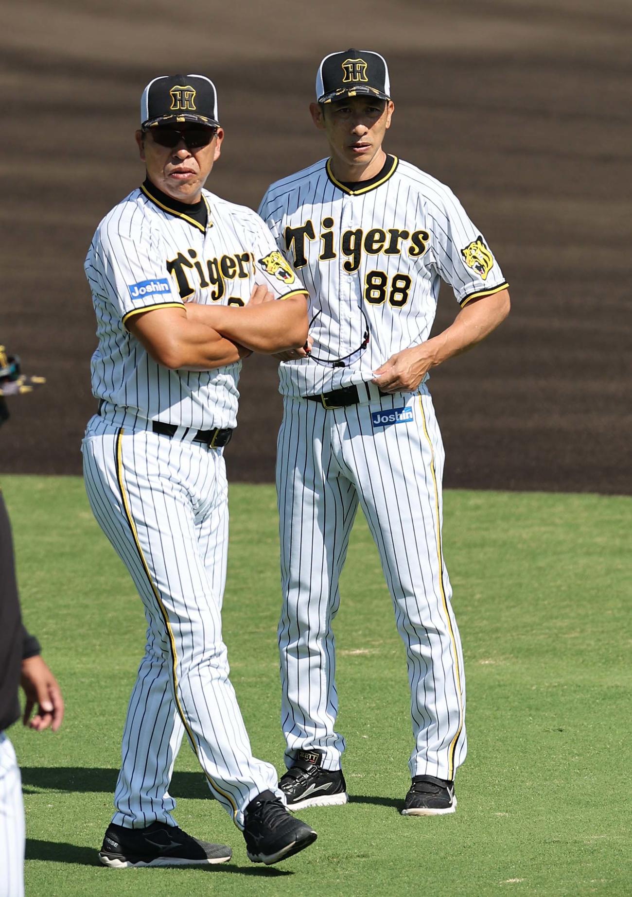 選手の動きをチェックする矢野監督（右）と井上ヘッドコーチ（撮影・上田博志）