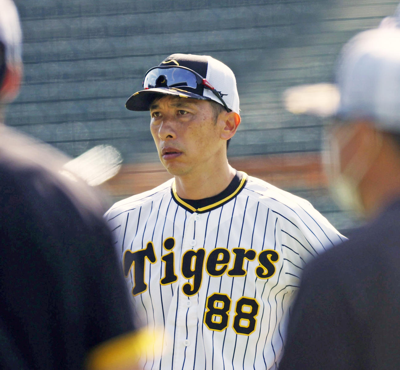 練習前の円陣で厳しい表情を見せる阪神矢野監督（撮影・前田充）