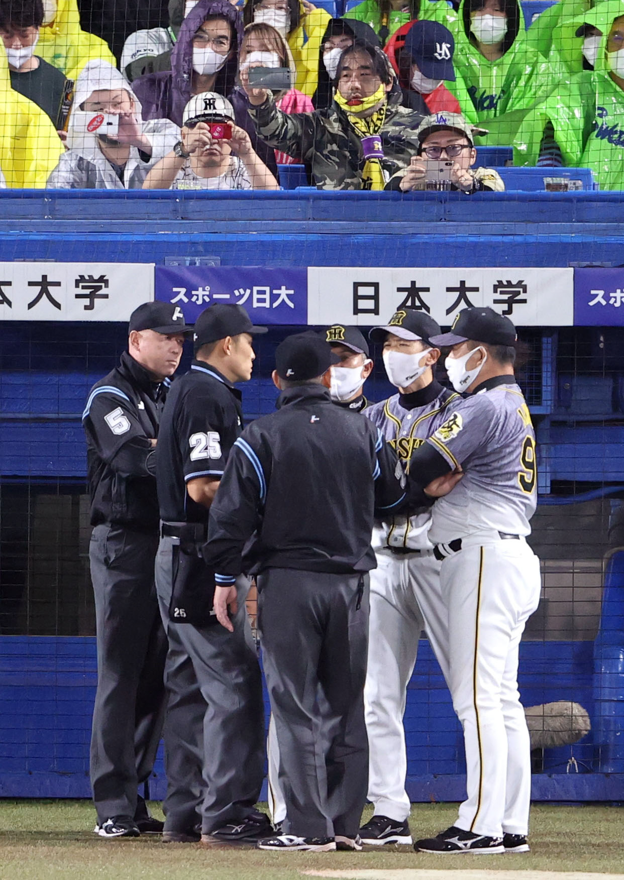 20年9月26日、記者席からの情報伝達疑惑で審判団と話し合う矢野監督（右から2人目）ら阪神首脳陣