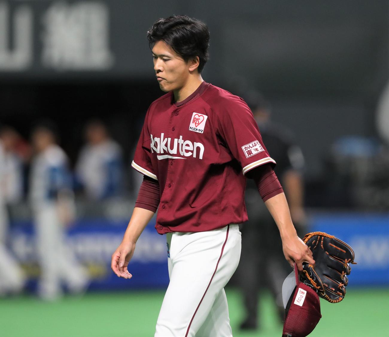 日本ハム対楽天　4回裏、失点し渋い表情でベンチに戻る早川（撮影・黒川智章）