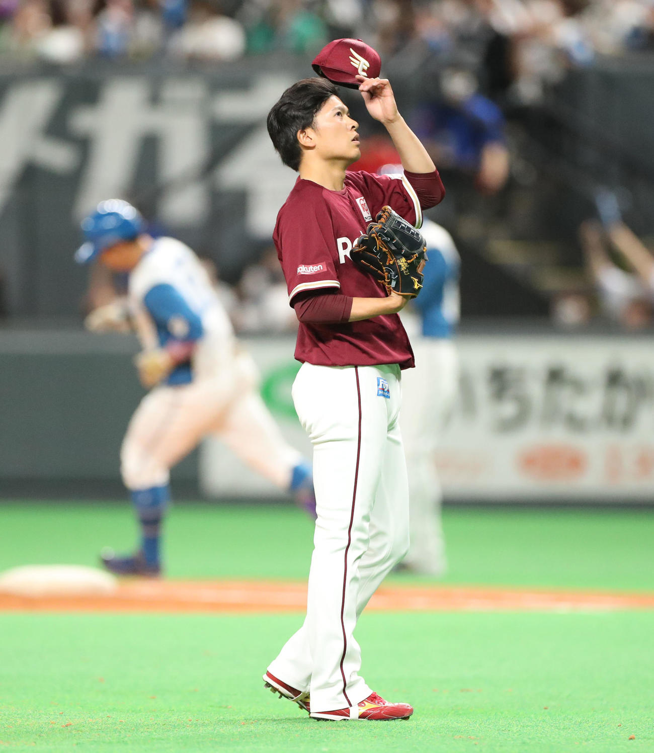 日本ハム対楽天　3回裏日本ハム1死、宇佐見（左後方）に先制となる右越え本塁打を浴びる早川（撮影・佐藤翔太）