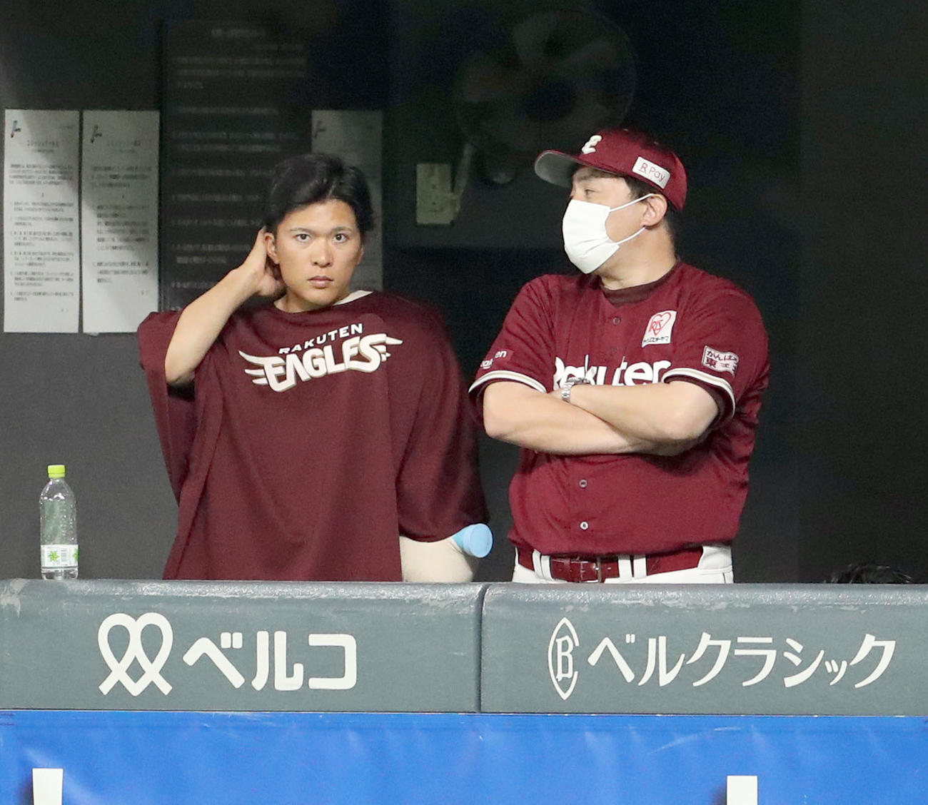 日本ハム対楽天　ベンチで話す早川（左）と石井GM兼監督（撮影・佐藤翔太）