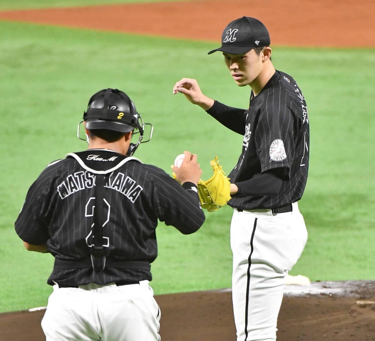 ソフトバンク対ロッテ　1回裏ソフトバンク1死二塁、牧原大に四球を与え、松川（左）から声をかけられる佐々木朗（撮影・岩下翔太）