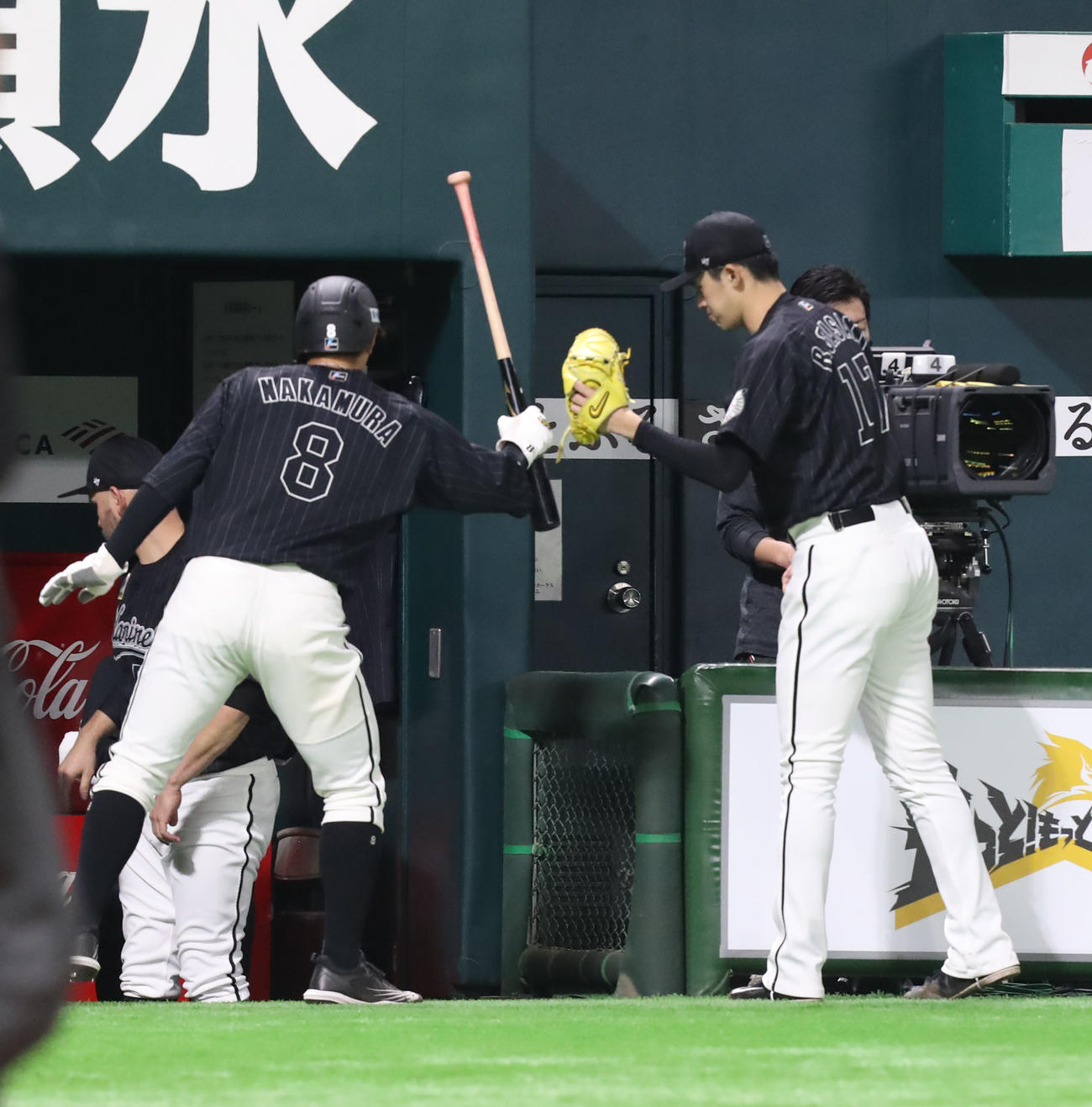 ソフトバンク対ロッテ　6回表ロッテ1死一、三塁、井上の適時打で生還した中村奨とタッチを交わす佐々木朗（撮影・屋方直哉）