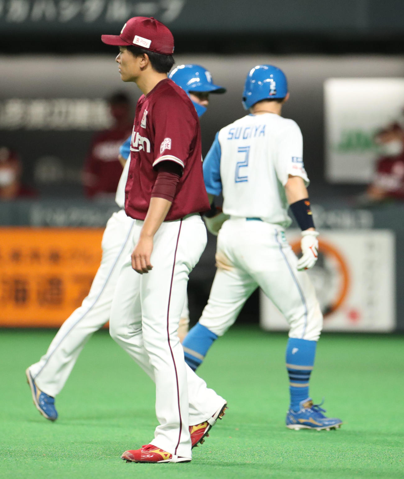 日本ハム対楽天　4回裏日本ハム2死一、二塁、岡島の悪送球でボールが逸れる間に追加点を許し肩を落とす早川（撮影・佐藤翔太）