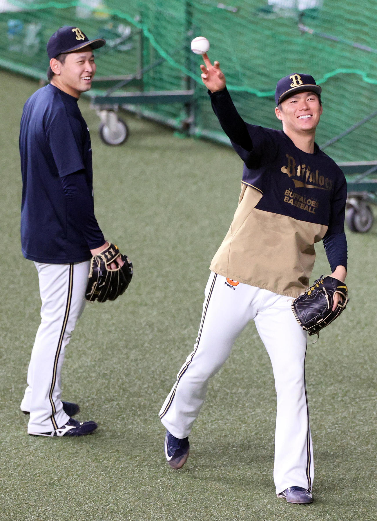 キャッチボールするオリックス山本（右）の横で話しかけるオリックス宮城（撮影・上山淳一）