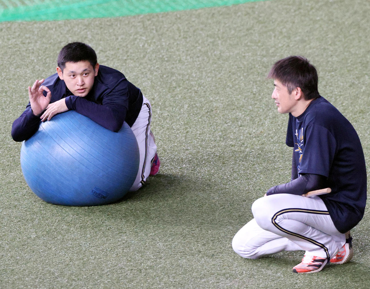 オリックス能見（右）にOKサインを出す宮城（撮影・上山淳一）