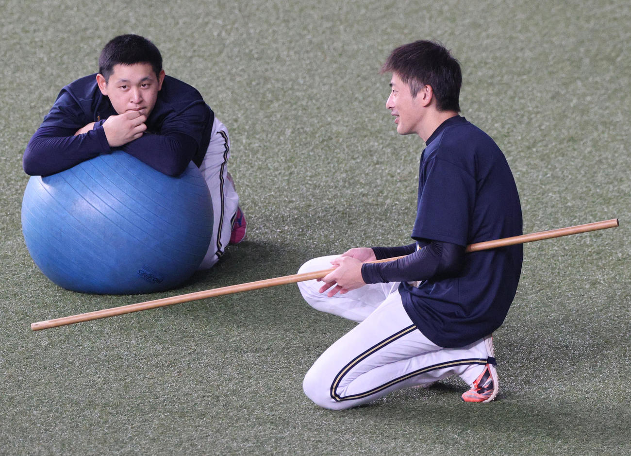 オリックス能見（右）と話すオリックス宮城（撮影・上山淳一）