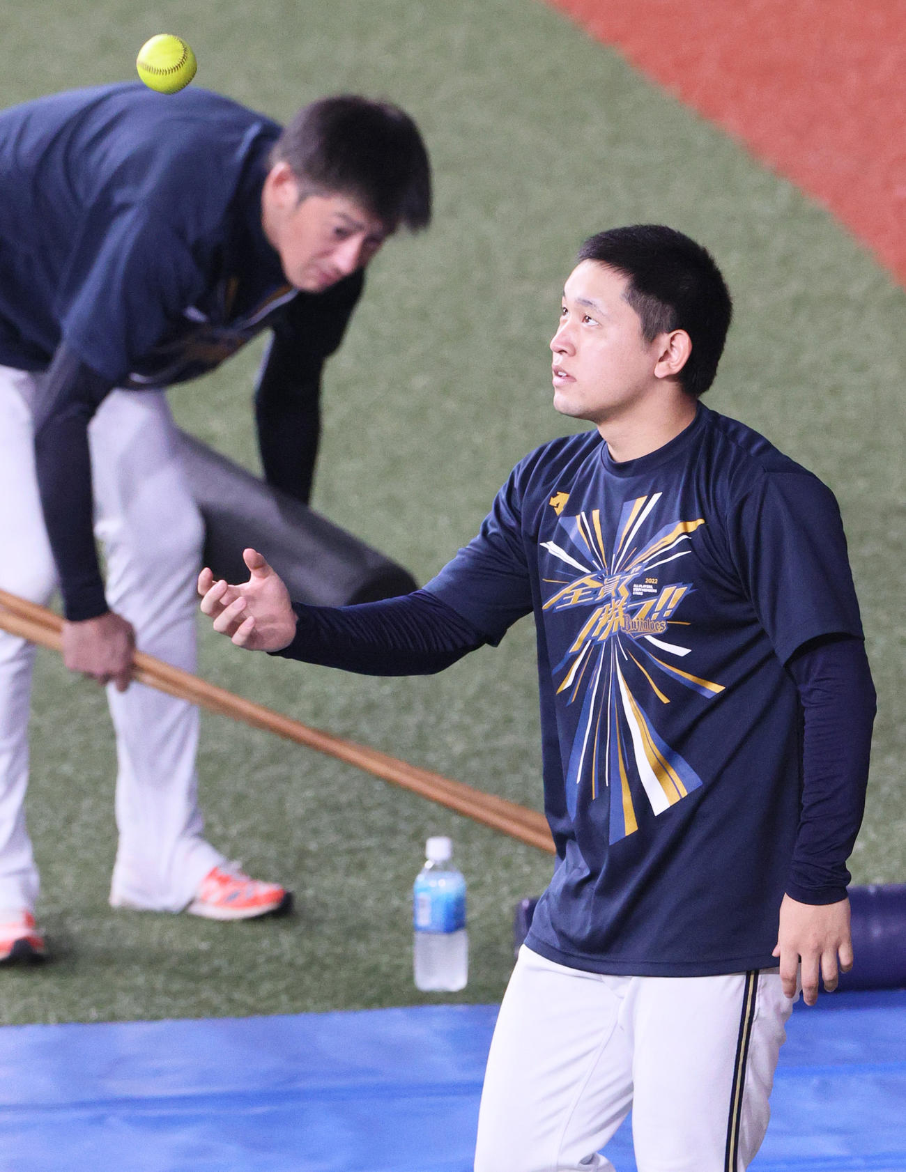 球を浮かすオリックス宮城。左はオリックス能見（撮影・上山淳一）